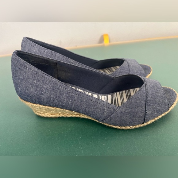 Coach And Four Women's Size 9 Peep Toe Espadrille Canvas Wedges Blue Chambray - Picture 3 of 8